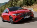 Roter Mercedes fährt kurvig durch bergige Landschaft. Perfekt für lange Fahrten, denken Sie an die Mercedes Serviceintervalle.