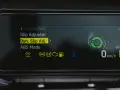 Fahrzeugdisplay zeigt Einstellungen für Traktionskontrolle (TC) und ABS. "Dyn. Slip Adj." ist hervorgehoben.