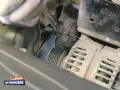 Werkzeug wird benutzt, um den Keilriemen zu spannen. Ein Keilriemen ist ein wichtiger Bestandteil des Motors.