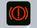 Rotes Warnsymbol im Auto: Bremsflüssigkeit prüfen oder Handbremse lösen. Die BMW Service Anzeige Bedeutung ist hier klar: Handeln Sie!