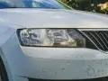 Vorderseite eines weißen Autos mit vielen Insektenresten. Ein Hausmittel für Insektenentferner am Auto wäre hier nützlich.