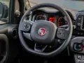 Lenkrad eines Fiat Panda. Die Instrumententafel zeigt rote Warnleuchten, vielleicht für den **Fiat Panda Reifendruck**.
