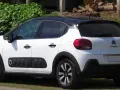 Weißer Citroën C3 mit schwarzem Dach, bereit für den nächsten Citroën Wartungsplan.