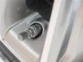 Nahaufnahme eines Autoreifenventils, das undicht zu sein scheint. Der Gummi ist leicht beschädigt.