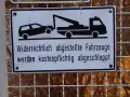 Schild: Widerrechtlich abgestellte Fahrzeuge werden kostenpflichtig abgeschleppt. Was tun, wenn das Auto abgeschleppt wurde?