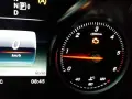 Mercedes-Armaturenbrett mit leuchtender Motorkontrollleuchte. Tachometer zeigt 0 km/h, daneben die Uhrzeit 08:45.