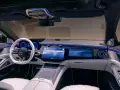 Luxuriöses Auto-Armaturenbrett mit großem Touchscreen, weißem Lenkrad und Ambientebeleuchtung.