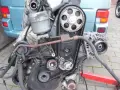 Motor mit sichtbarem t4 zahnriemen, Spannrolle und Lichtmaschine.