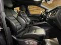 Der luxuriöse porsche macan s innenraum mit perforierten Ledersitzen und einem modernen Armaturenbrett.