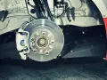 Nahaufnahme einer Bremsscheibe und eines Bremssattels. Ein Zeichen dafür, dass man die Bremsen selber wechseln kann.