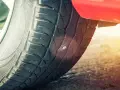 Ein Nagel steckt in einem Autoreifen, aber keine Sorge, reifen flicken erlaubt!