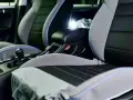 Detailaufnahme des Innenraums eines Autos, mit Fokus auf die Sitze. Die Sitze sind zweifarbig, grau und schwarz, mit blauen Akzenten. Sie scheinen bereit für die **ledersitze reparieren** zu sein.