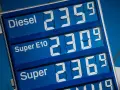 Preisschild an einer Tankstelle: Diesel 2,359€, Super E10 2,309€, Super 2,369€. Nicht jedes Auto kann E10 tanken.