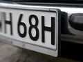 Nahaufnahme eines Nummernschilds eines Oldtimers. Dieses Fahrzeug darf die Umweltzone befahren.