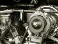 Nahaufnahme eines Motors, bei dem der Keilriemen gerissen ist. Man sieht die Riemenscheibe und Teile des Motors.