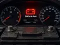 Armaturenbrett mit leerer Batterie-Warnleuchte. Zeit, die EFB Batterie laden.