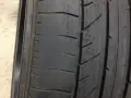 Nahaufnahme eines Autoreifens, der einseitig abgefahren ist. Das Profil ist auf der linken Seite deutlich stärker abgenutzt als auf der rechten.