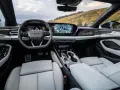 Moderner audi a6 innenraum mit großem Infotainment-Display und digitalen Instrumenten, bereit für die Fahrt durch malerische Landschaften.