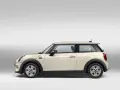Beiger Mini Cooper im Profil. Ein Blick auf den Mini Cooper wartungsplan hilft, diesen Klassiker in Topform zu halten.