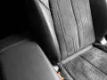 Detailaufnahme eines Autositzes mit Wildleder- und Lederakzenten. Tipps zum Entfernen von Flecken aus Wildleder.