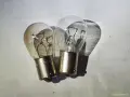 Zwei Glühbirnen liegen nebeneinander. Eine ist angelaufen, die andere klar. Vielleicht ist das der Grund, warum das Bremslicht funktioniert nicht.