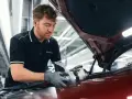 Mechaniker mit BMW Service Polohemd arbeitet an einem Turbolader für ein BMW CBS Fahrzeug.
