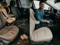 Vorher/Nachher: Ein schmutziger Autoinnenraum mit Kindersitz und Zigarette wird zu einem makellosen, sauberen Fahrzeug. Informieren Sie sich über die Kosten für Autositze reinigen.