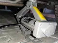 Elektrischer Wagenheber hebt das Auto an, um Reifen mit Reifendrucksensor selber zu wechseln.