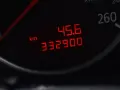 Digitalanzeige eines Autos mit 332.900 km Laufleistung. Die Anzeige zeigt auch 45.6 km/h.