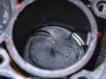 Ein Kolbenfresser im Motorzylinder. Die Reparatur erfordert sorgfältige Arbeit, um den Schaden zu beheben.