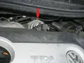 Roter Pfeil zeigt auf ein Bauteil im Motorraum. Mögliche abgasdrucksensor defekt symptome können hier ihren Ursprung haben.