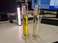 Zwei Messzylinder mit Diesel B7 und HVO 100 für einen Diesel Additiv Test des ADAC.