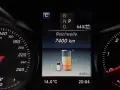 Reichweite 7400 km, AdBlue-Tank fast voll. Die Anzeige zeigt den Füllstand des AdBlue-Harnstoffs.