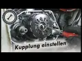 Werkzeug greift in Motorradkupplung. Ein Schraubendreher wird benutzt, um die Kupplung nachstellen.