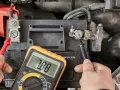 Messung des Batterie ladezustand mit einem Multimeter. Die Anzeige zeigt 7.88 Volt.