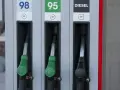 Zapfen für Benzin (98, 95) und DIESEL. Der DIESEL-Zapfen ist schwarz, bereit für den nächsten power diesel Tankvorgang.