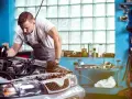 Mechaniker untersucht Motor. Er hofft, dass das Auto nach der Reparatur wieder funktioniert, aber es scheint, als ob das Auto nach Reparatur wieder defekt ist.