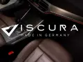 Hochwertige braune Ledersitze im Auto, bereit für die professionelle leder aufbereiten. Das Interieur zeigt dezent beleuchtete Akzente.
