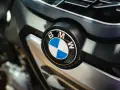 Nahaufnahme des BMW-Logos auf einem Motorrad. Wichtige Informationen zu BMW Serviceintervallen sind hier zu finden.