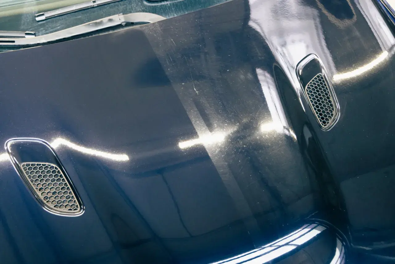 Vergleich: Eine polierte und eine matte Motorhaube. Informieren Sie sich über die auto polieren kosten für diesen Glanz.