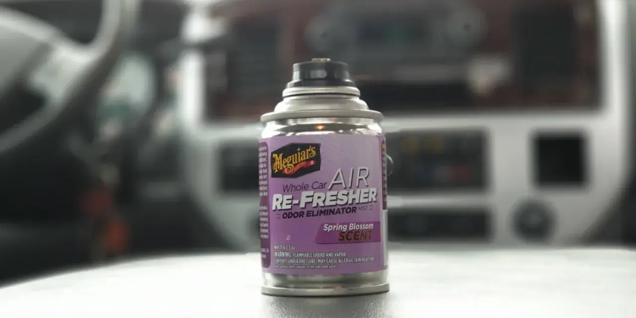 Dose "Meguiar's Whole Car Air Re-Fresher" mit Frühlingsblütenduft hilft, unangenehme Gerüche im Auto zu entfernen.