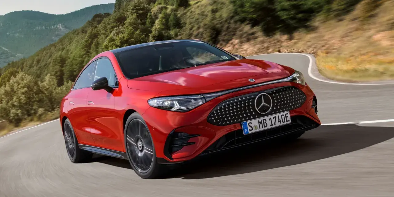Roter Mercedes fährt kurvig durch bergige Landschaft. Perfekt für lange Fahrten, denken Sie an die Mercedes Serviceintervalle.