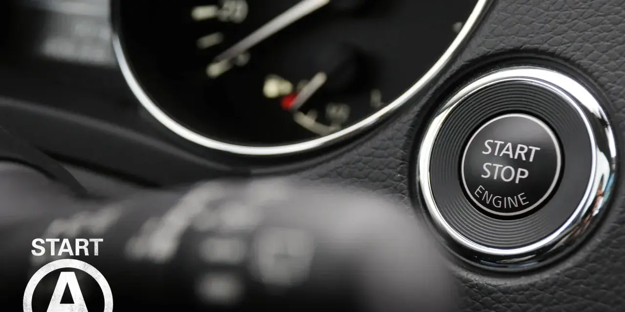 Startknopf im Auto mit Kreis und Pfeilen, bereit für die Fahrt.