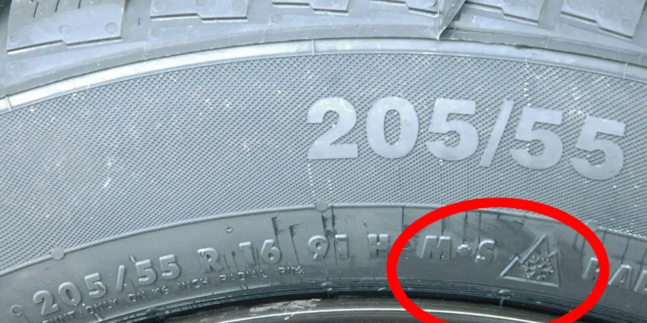 Nahaufnahme eines Reifens mit der Kennzeichnung 205/55 R16. Deutlich sichtbar ist das M+S Symbol, das auf einen Ganzjahresreifen hinweist.