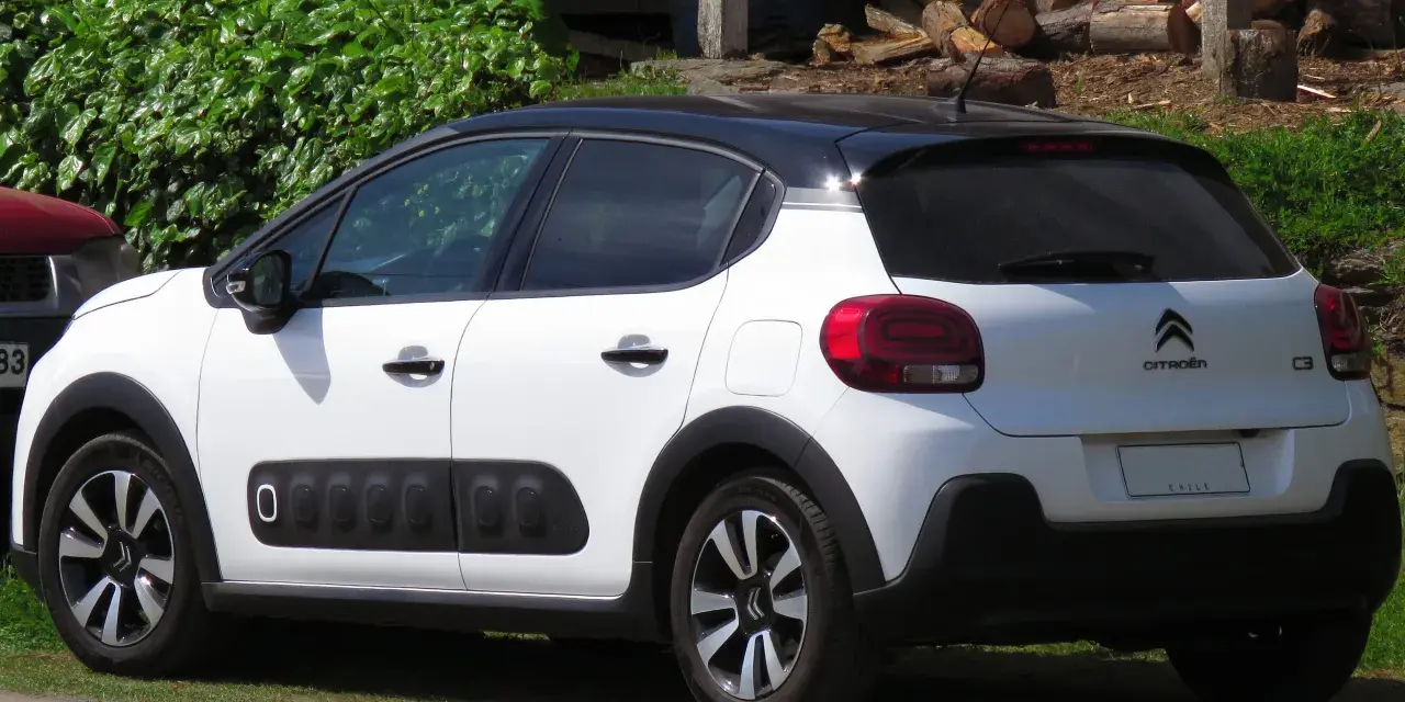 Weißer Citroën C3 mit schwarzem Dach, bereit für den nächsten Citroën Wartungsplan.