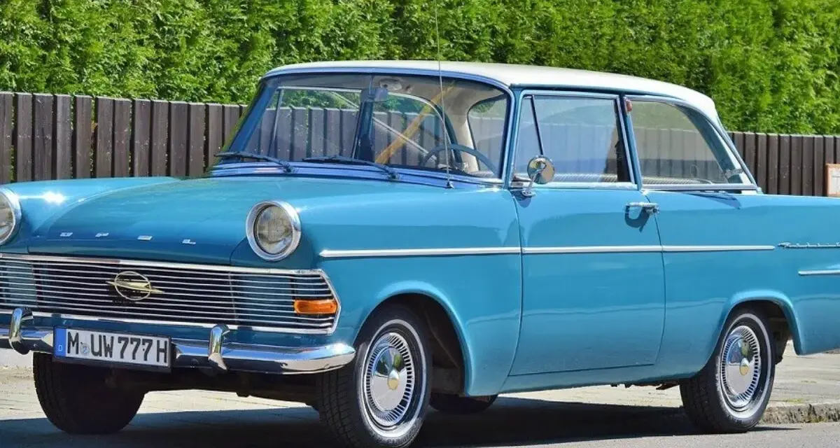 Ein blauer Opel Rekord P2 von 1960. Ab wann ist ein Auto ein Oldtimer? Dieses Schmuckstück ist definitiv einer!