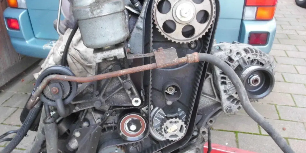 Motor mit sichtbarem t4 zahnriemen, Spannrolle und Lichtmaschine.