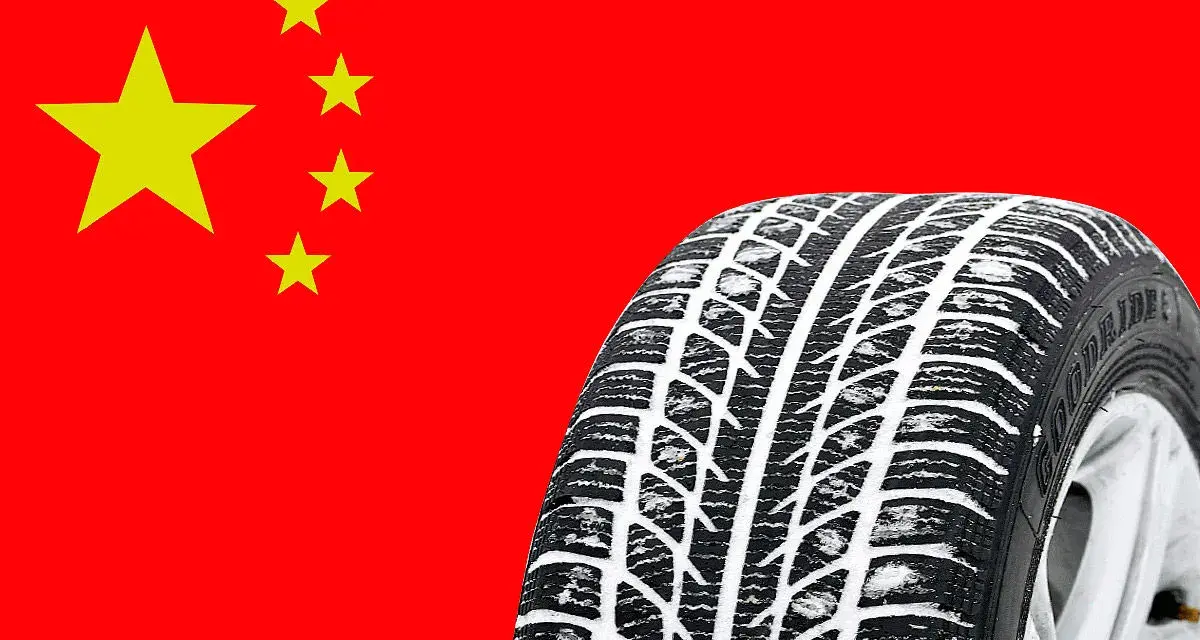 Winterreifen von Goodride im Test vor der chinesischen Flagge.