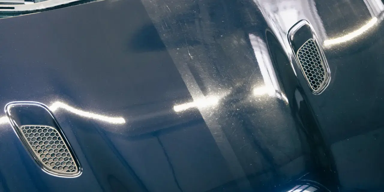Vergleich: Eine polierte und eine matte Motorhaube. Informieren Sie sich über die auto polieren kosten für diesen Glanz.