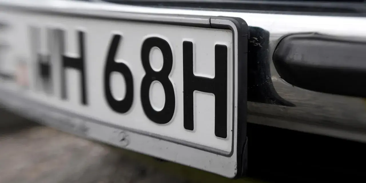 Nahaufnahme eines Nummernschilds eines Oldtimers. Dieses Fahrzeug darf die Umweltzone befahren.